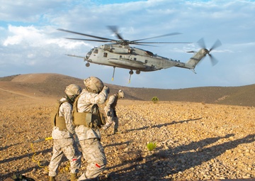 HMH-462 conducts external lift training with CLR-17