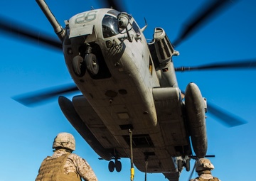 HMH-462 conducts external lift training with CLR-17