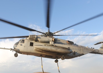 HMH-462 conducts external lift training with CLR-17
