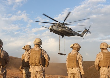 HMH-462 conducts external lift training with CLR-17