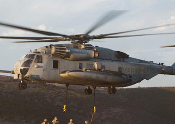 HMH-462 conducts external lift training with CLR-17