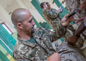 Reserve Marines demonstrate personnel recovery methods to Slovenian soldiers