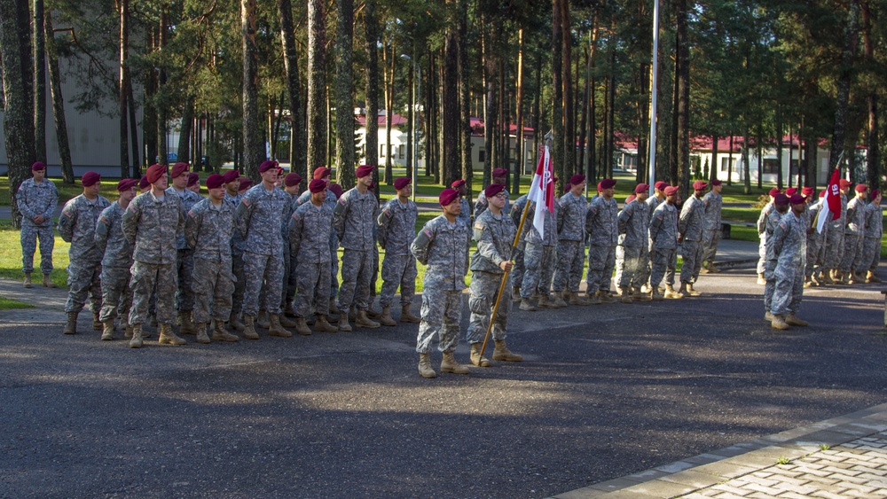 Paratroopers offer Latvian army token of gratitude