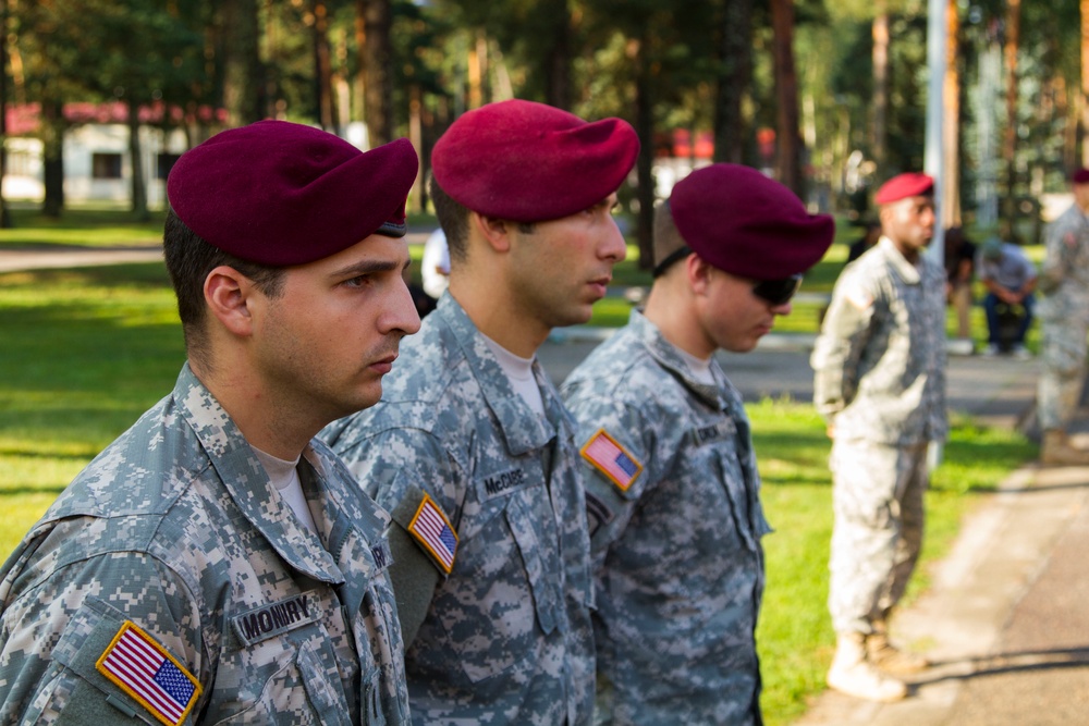 Paratroopers offer Latvian army token of gratitude