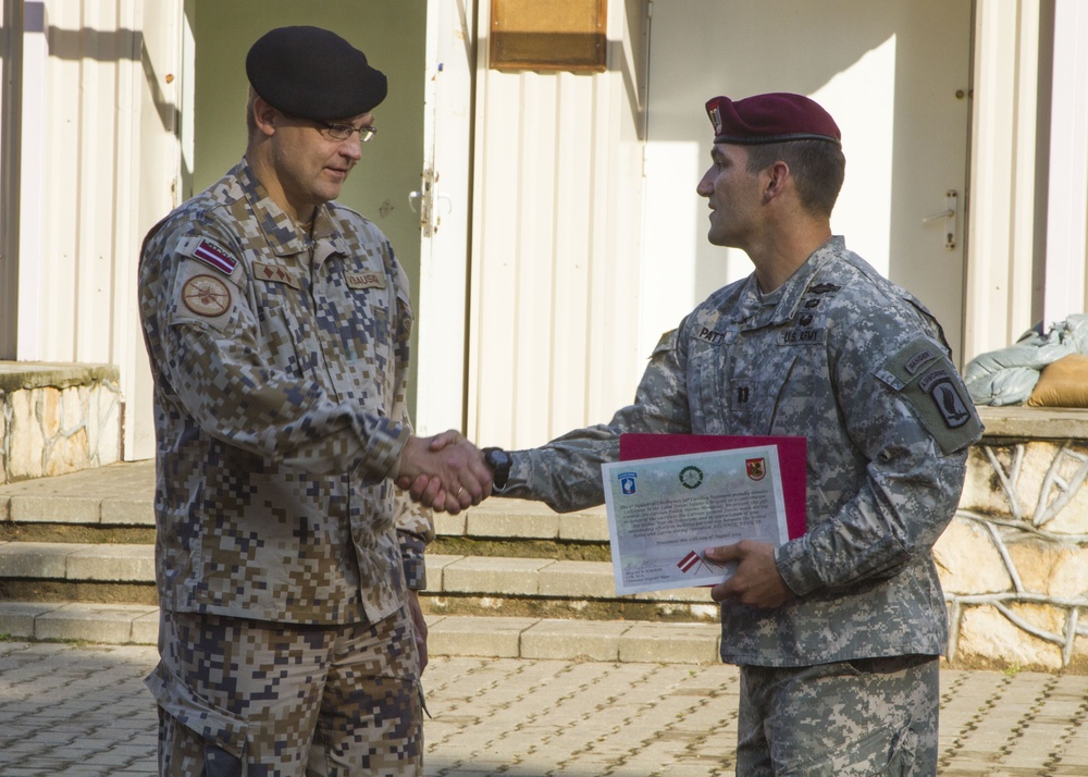 Paratroopers offer Latvian army token of gratitude