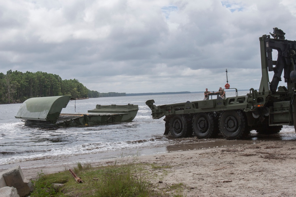 Bridge Company Marines conduct training with 2nd Tanks Battalion