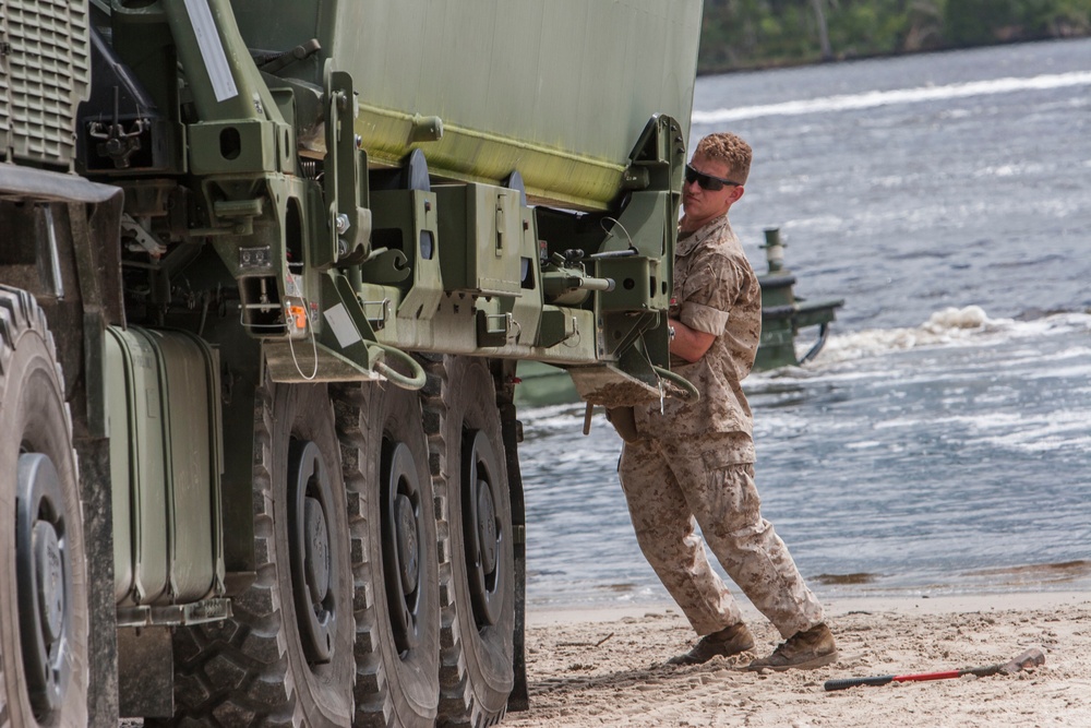 Bridge Company Marines conduct training with 2nd Tanks Battalion