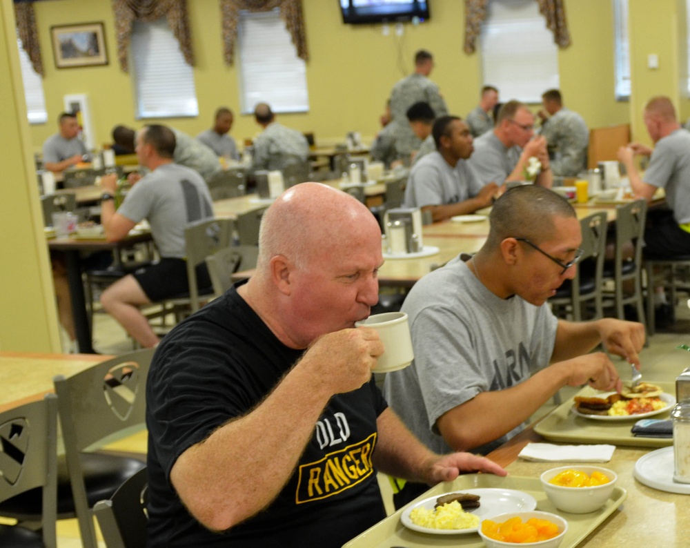 Old Ranger eats with Soldiers on Fort Hood