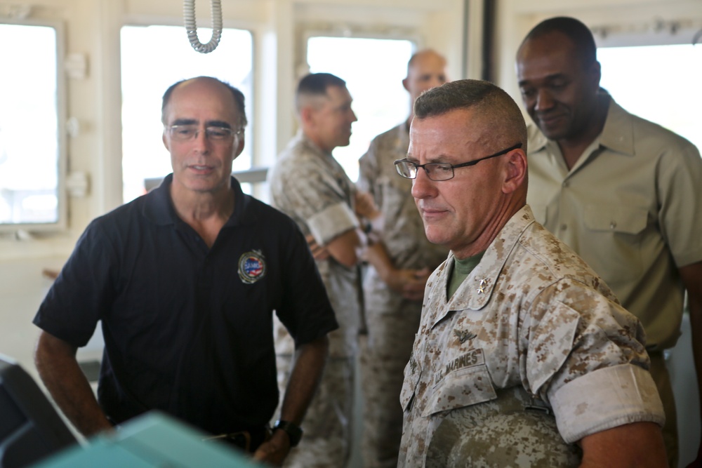 2d MAW Commanding General visits the S.S. Wright