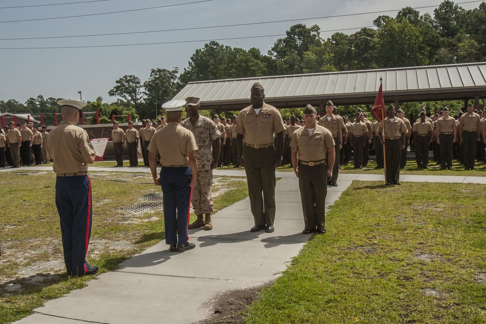 CLR-25 Marine receives the Navy and Marine Corps Commendation Medal with a Combat 'V' Device