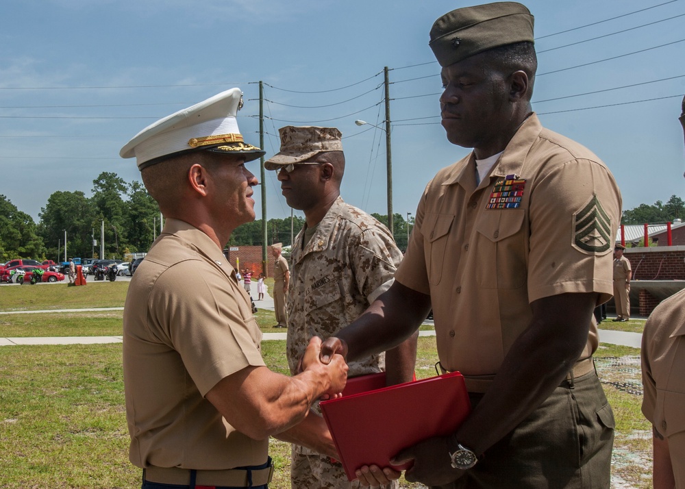 CLR-25 Marine receives the Navy and Marine Corps Commendation Medal with a Combat 'V' Device