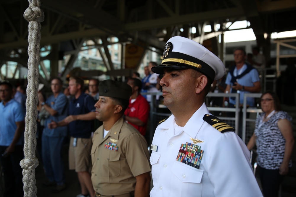 3rd MAW Marine accepts award on behalf of Association of Naval Services Officers