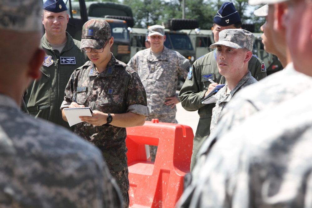 US fire control platoon leader briefs South Korea congressmen
