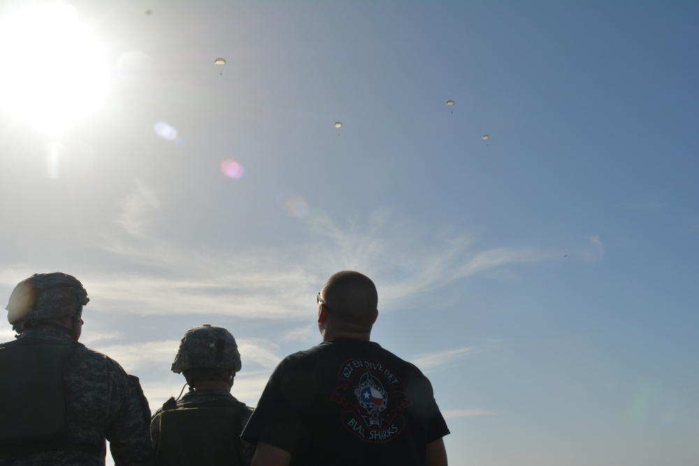 Texas and Chilean paratroopers plunge into training
