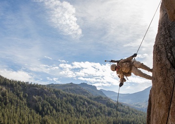 Marines conduct rappel assault training