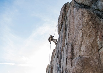 Marines conduct rappel assault training