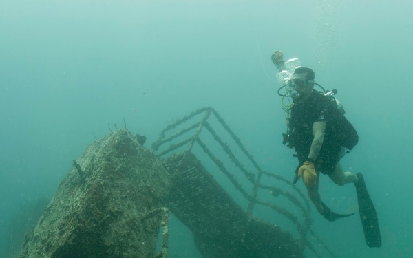 US Navy divers dive an underwater wreck with Colombian divers as part of Southern Partnership Station '14