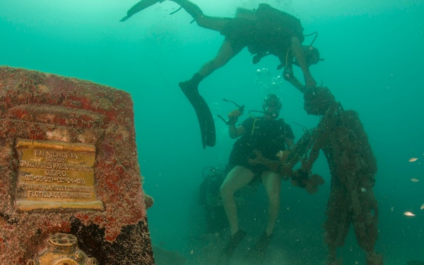 US Navy divers dive an underwater wreck with Colombian divers as part of Southern Partnership Station '14