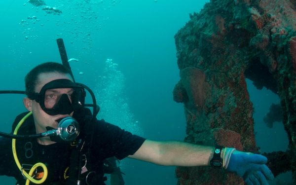 US Navy divers dive an underwater wreck with Colombian divers as part of Southern Partnership Station '14