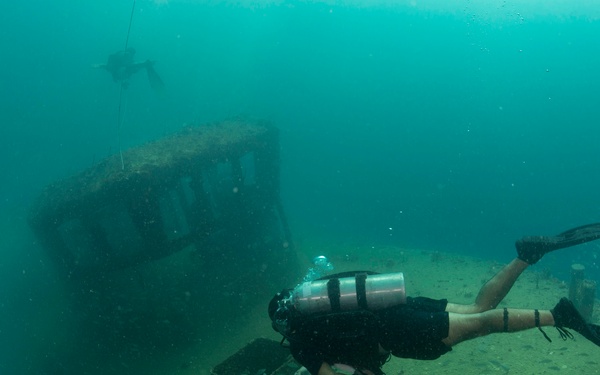 US Navy divers dive an underwater wreck with Colombian divers as part of Southern Partnership Station '14