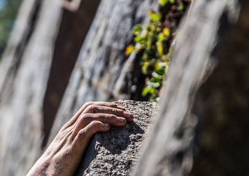 Marines conduct cliff assault training