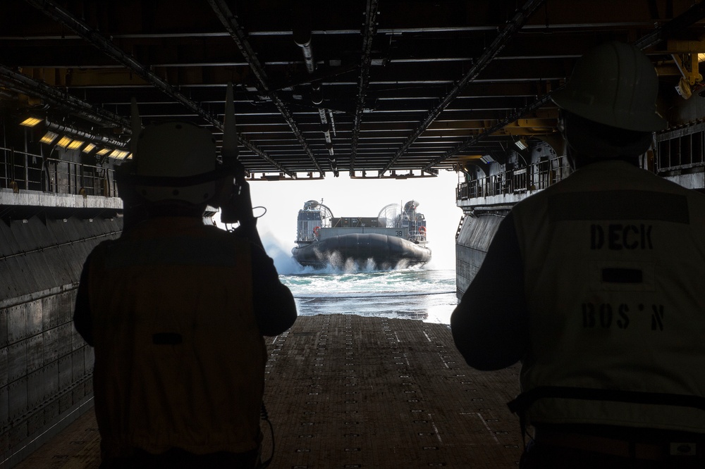 LCAC transports Sailors and Marines to USS Iwo Jima