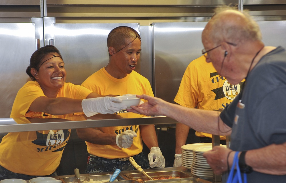 USS Ronald Reagan chief selects participate in community service event