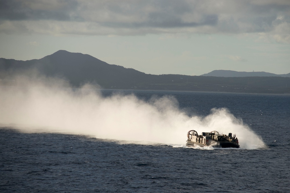 USS Germantown conducts equipment on-load with LCAC