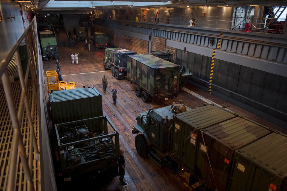 31st MEU Marines unload LCAC aboard USS Germantown