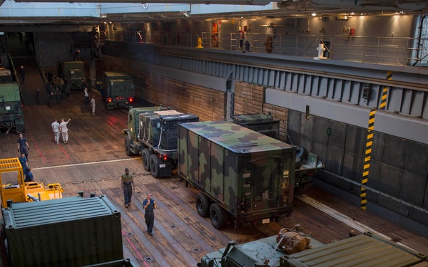 31st MEU Marines unload LCAC aboard USS Germantown