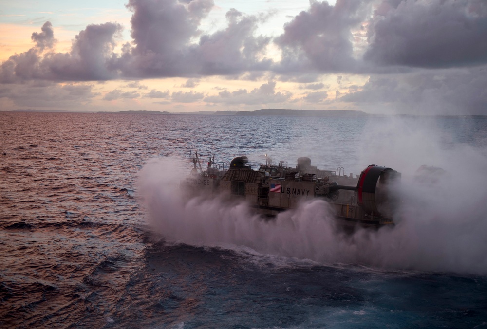 USS Germantown conducts equipment on-load with LCAC