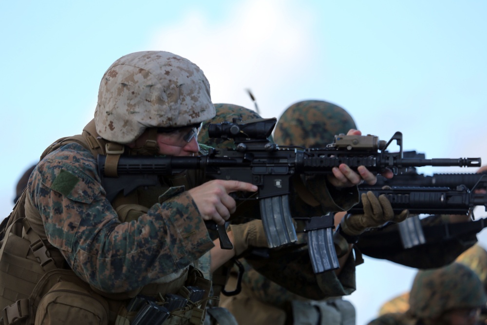 31st MEU Marines conduct marksmanship training aboard USS Peleliu