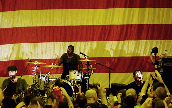 Plain White T's play aboard USS Bataan