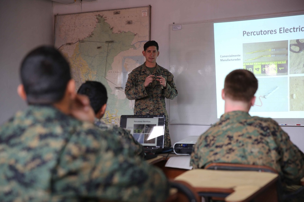 SPMAGTF-South trains with Peruvians