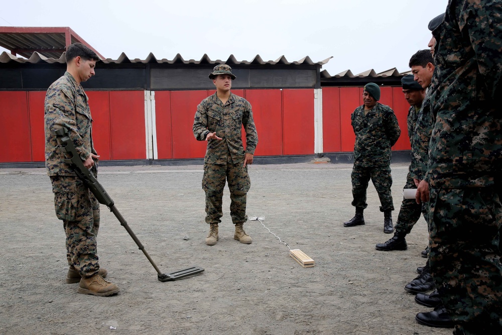 SPMAGTF-South trains with Peruvians