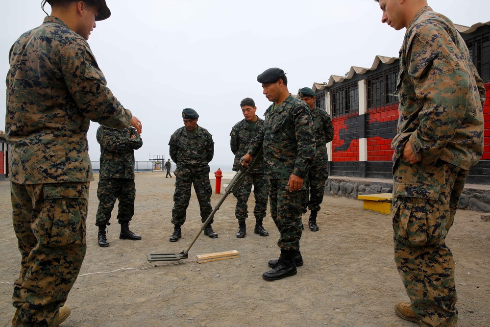 SPMAGTF-South trains with Peruvians