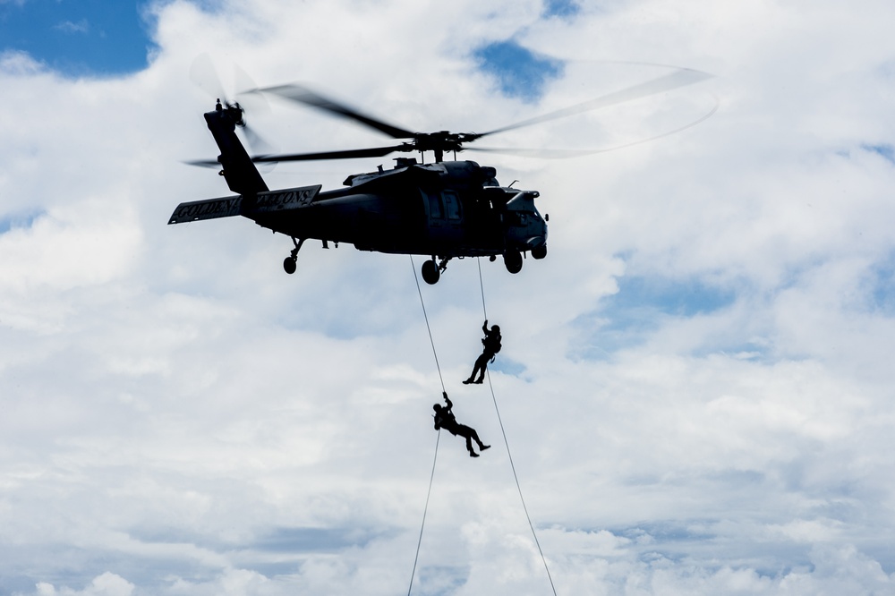 Helicopter rope suspension technique exercise