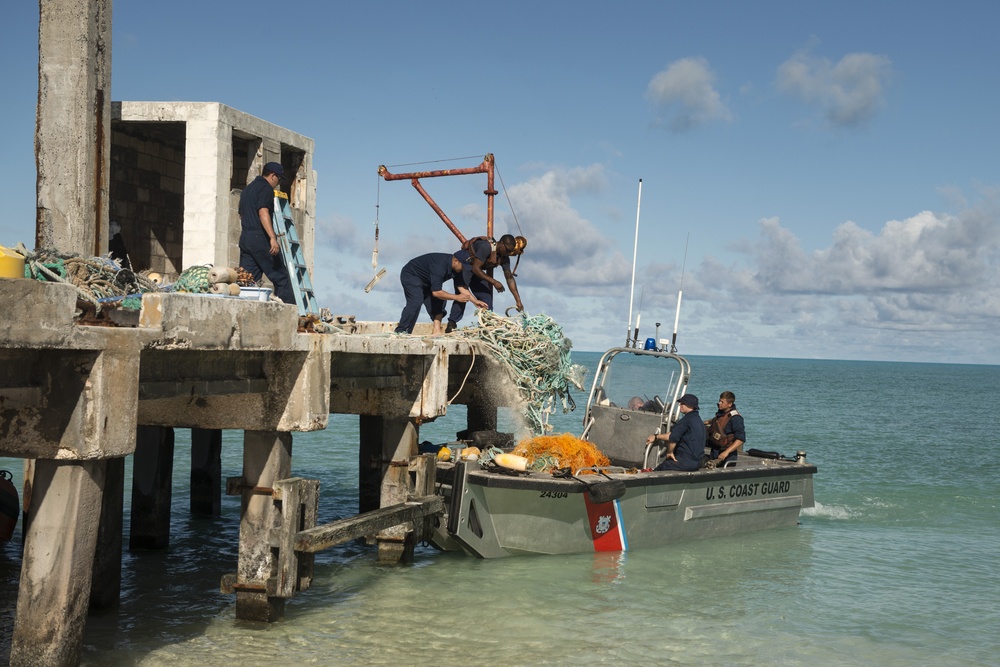US Coast Guardsmen clear marine debris at Kure Atoll beach