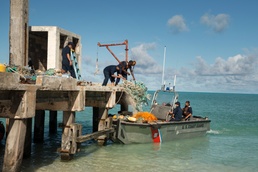 US Coast Guardsmen clear marine debris at Kure Atoll beach