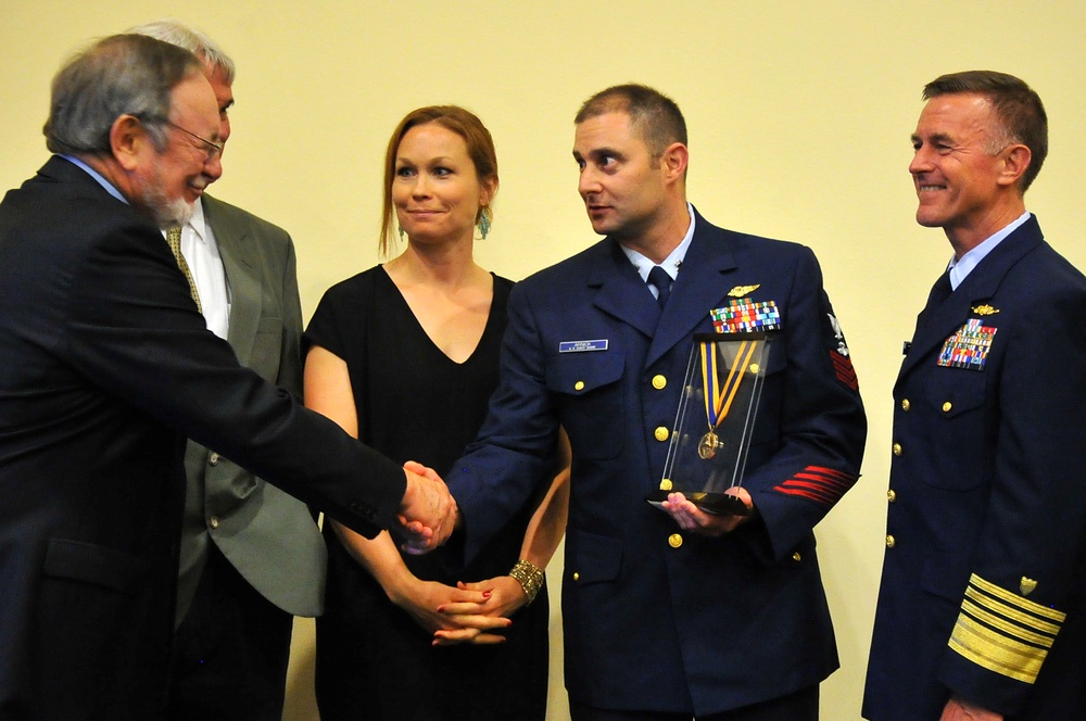 Rescue at sea rewarded