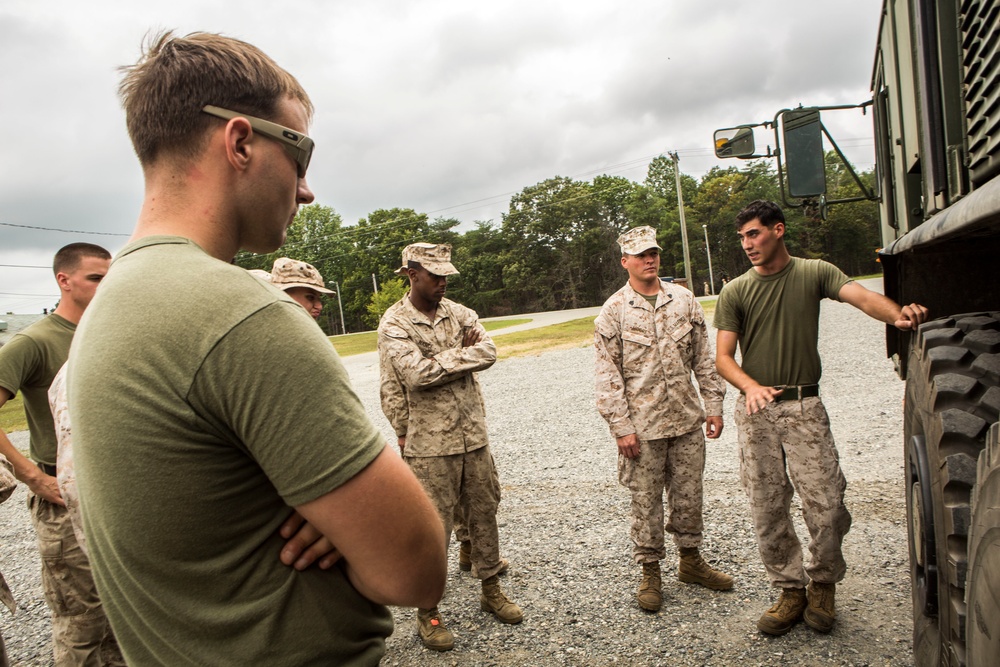 CLR-2 Marines give classes to 3/2 on LVSR Wreckers