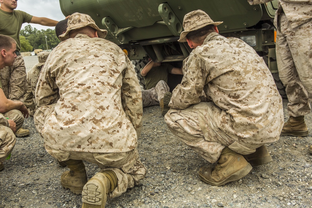 CLR-2 Marines give classes to 3/2 on LVSR Wreckers