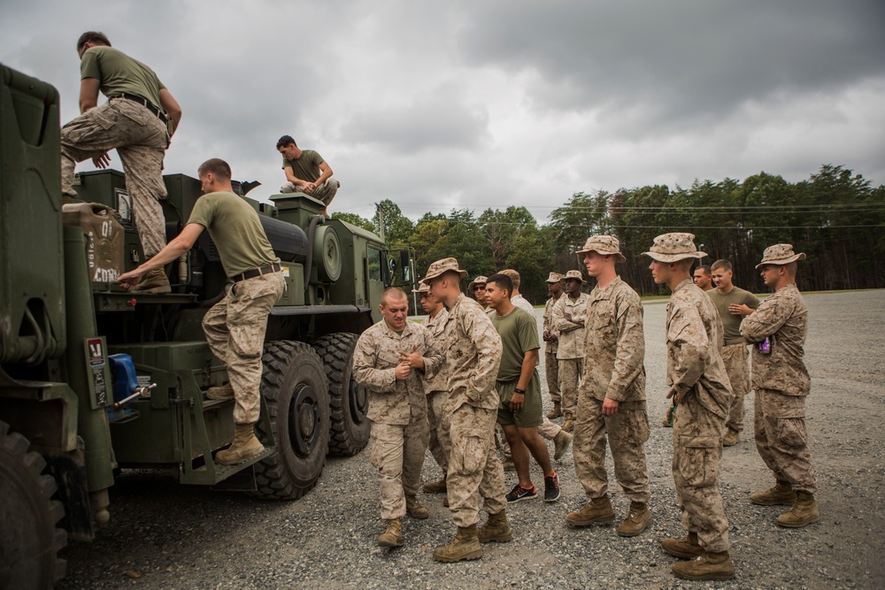 CLR-2 Marines give classes to 3/2 on LVSR Wreckers