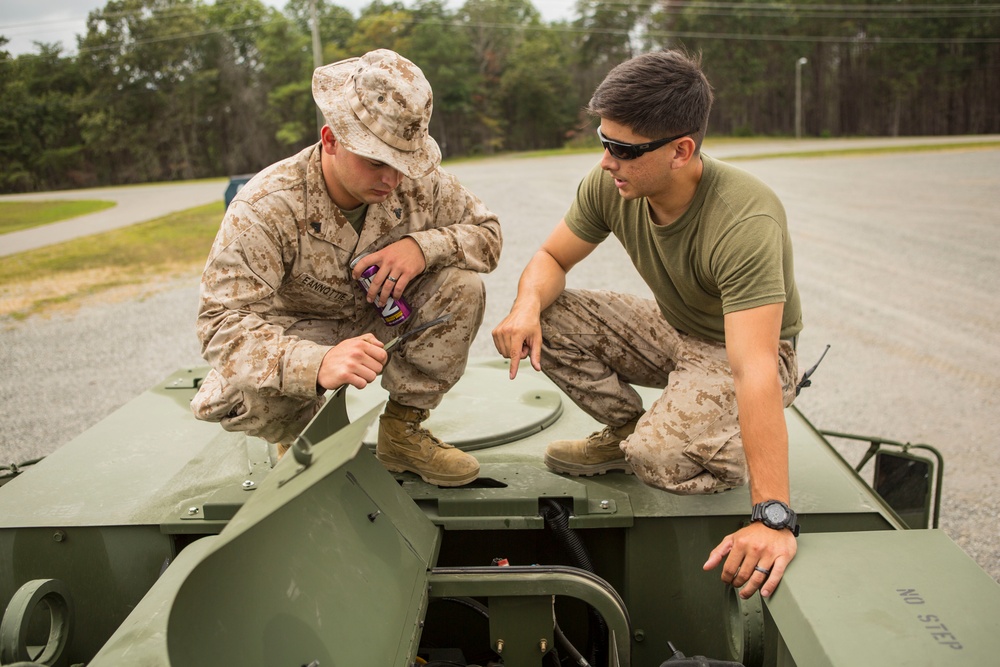 CLR-2 Marines give classes to 3/2 on LVSR Wreckers