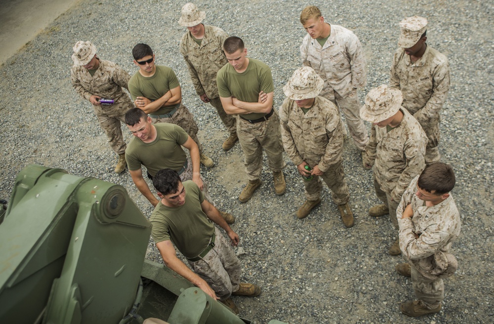 CLR-2 Marines give classes to 3/2 on LVSR Wreckers