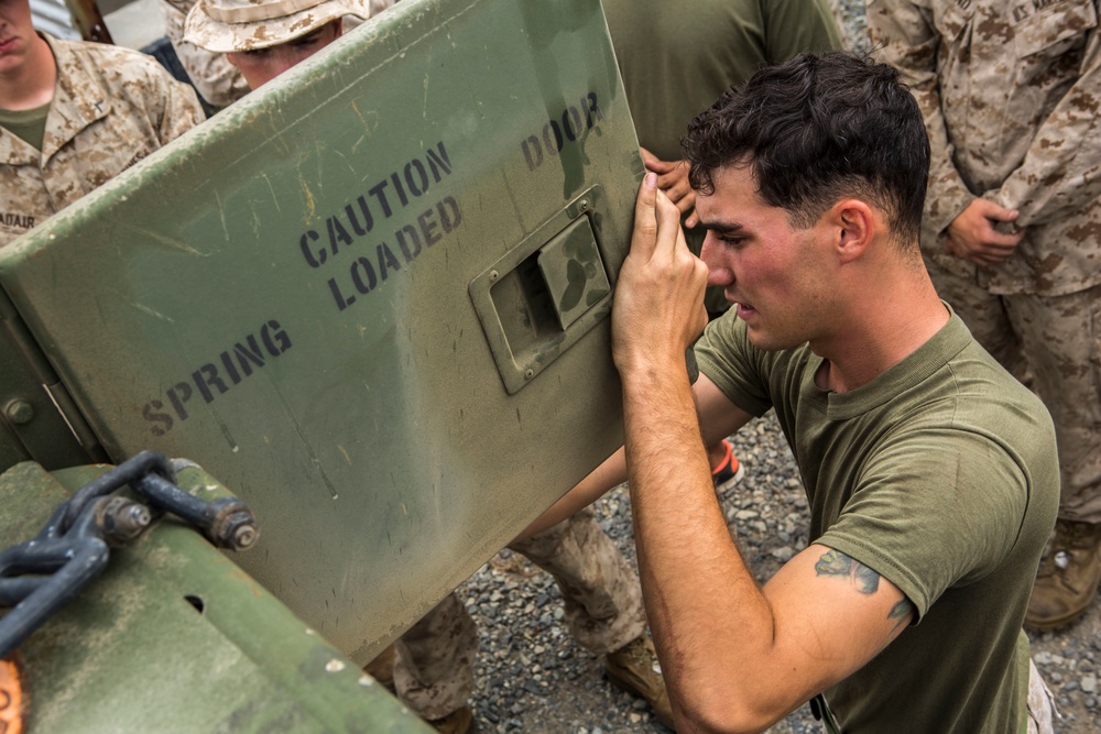 CLR-2 Marines give classes to 3/2 on LVSR Wreckers