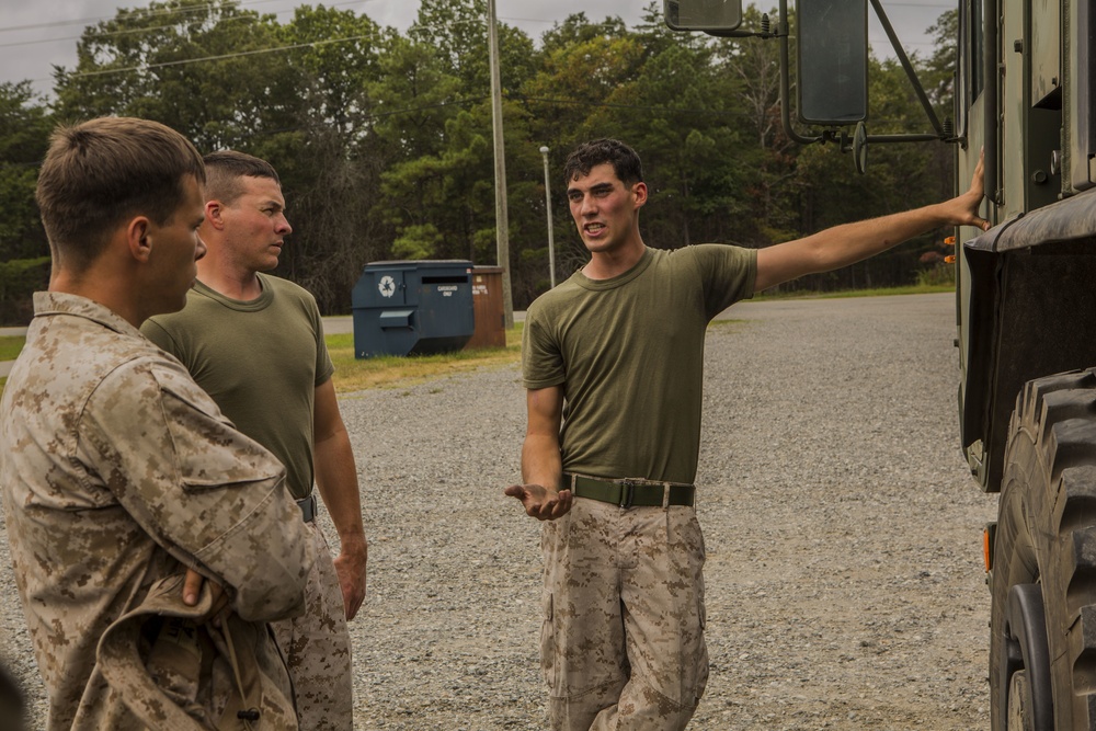 CLR-2 Marines give classes to 3/2 on LVSR Wreckers