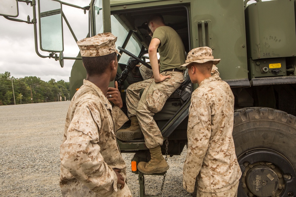 CLR-2 Marines give classes to 3/2 on LVSR Wreckers