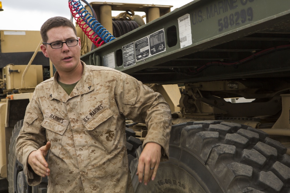 CLR-2 Marines give classes to 3/2 on LVSR Wreckers