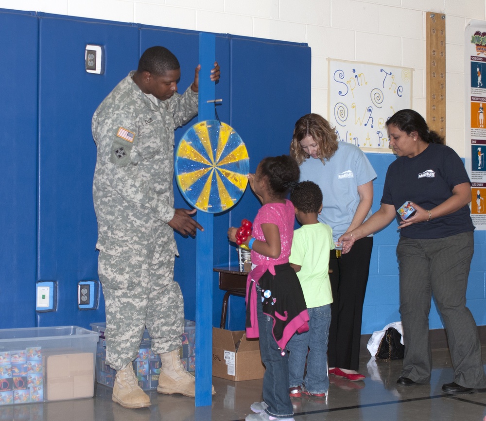 Soldiers volunteer at local elementary school